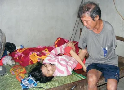 Ông Tứ bên cô con gái bị tật nguyền - Hoa Thị Sen. Ông Tứ bên cô con gái bị tật nguyền - Hoa Thị Sen.