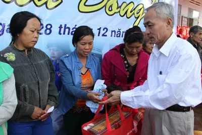Tặng quà đồng bào dân tộc tại xã Ia Nan, huyện Đức Cơ Tặng quà đồng bào dân tộc tại xã Ia Nan, huyện Đức Cơ