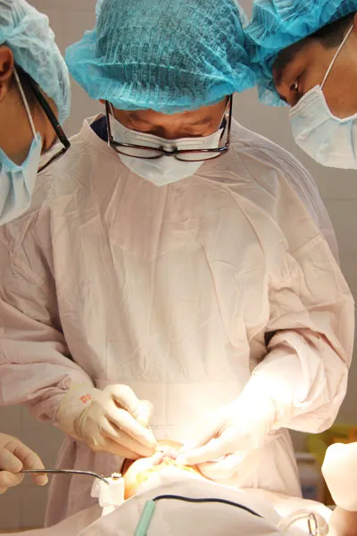 Bác sĩ BV Răng hàm mặt TPHCM phẫu thuật vá sứt môi, hở hàm ếch cho bệnh nhân ở địa phương Bác sĩ BV Răng hàm mặt TPHCM phẫu thuật vá sứt môi, hở hàm ếch cho bệnh nhân ở địa phương