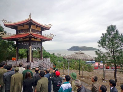 Crowded tourists visit Vung Chua-Yen Island in Quang Binh province(Photo:SGGP) Crowded tourists visit Vung Chua-Yen Island in Quang Binh province(Photo:SGGP)