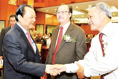 Municipal Party Committee secretary Le Thanh Hai (L) meets overseas Vietnamese at the gathering. Municipal Party Committee secretary Le Thanh Hai (L) meets overseas Vietnamese at the gathering.