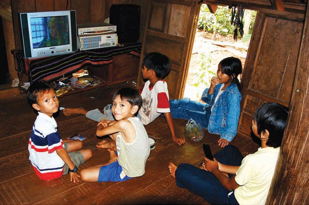 Children in Ako D'hong Village watch TV on Sunday morning while their parents work at their farms. (Photo: SGGP) Children in Ako D'hong Village watch TV on Sunday morning while their parents work at their farms. (Photo: SGGP)