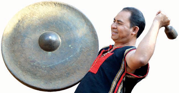 A villager plays gong. (Photo: SGGP) A villager plays gong. (Photo: SGGP)