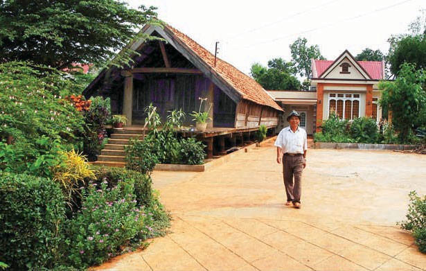 Most households in Ako D'hong Village live in a modern villa behind their traditional longhouse. (Photo: SGGP) Most households in Ako D'hong Village live in a modern villa behind their traditional longhouse. (Photo: SGGP)