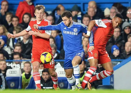 Eden Hazard (Chelsea) nỗ lực thoát qua 2 cầu thủ Southampton. Eden Hazard (Chelsea) nỗ lực thoát qua 2 cầu thủ Southampton.