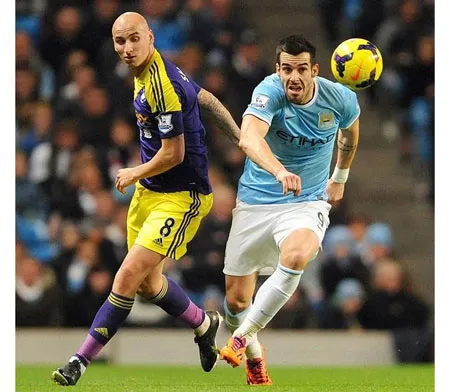 Alvaro Negredo (phải, Man.City) vượt qua Jonjo Shelvey (Swansea). Alvaro Negredo (phải, Man.City) vượt qua Jonjo Shelvey (Swansea).