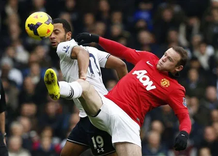 Wayne Rooney (phải, Man.United) tranh bóng với Mousa Dembele (Tottenham). Wayne Rooney (phải, Man.United) tranh bóng với Mousa Dembele (Tottenham).