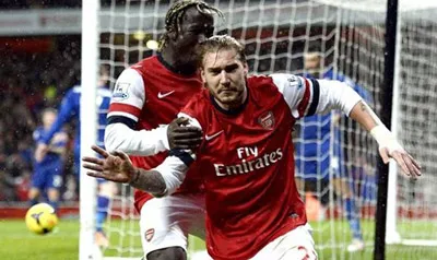 Tiền đạo Nicklas Bendtner (phải) vui mừng sau khi ghi bàn vào lưới Cardiff City. Tiền đạo Nicklas Bendtner (phải) vui mừng sau khi ghi bàn vào lưới Cardiff City.