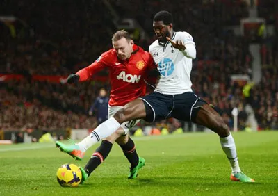 Tiền đạo Wayne Rooney (trái, Man.United) nỗ lực vượt qua Emmanuel Adebayor của Tottenham. Tiền đạo Wayne Rooney (trái, Man.United) nỗ lực vượt qua Emmanuel Adebayor của Tottenham.