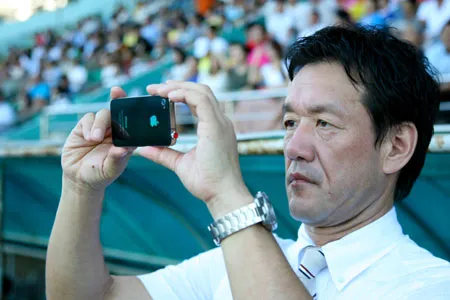 Chuyên gia Tanabe từng dự khán các trận đấu tại V-League 2013 và ghi chép rất chi tiết nhưng sau đó lại mất hút… Ảnh: Hoàng Hùng Chuyên gia Tanabe từng dự khán các trận đấu tại V-League 2013 và ghi chép rất chi tiết nhưng sau đó lại mất hút… Ảnh: Hoàng Hùng