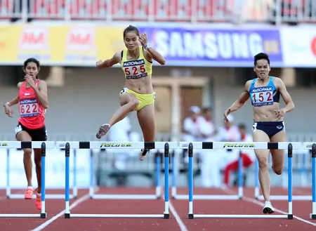 “Nữ hoàng” Quách Thị Lan (giữa) có một mùa SEA Games trắng thành tích ở tất cả các nội dung cô tham gia. Ảnh: Nhật Anh “Nữ hoàng” Quách Thị Lan (giữa) có một mùa SEA Games trắng thành tích ở tất cả các nội dung cô tham gia. Ảnh: Nhật Anh