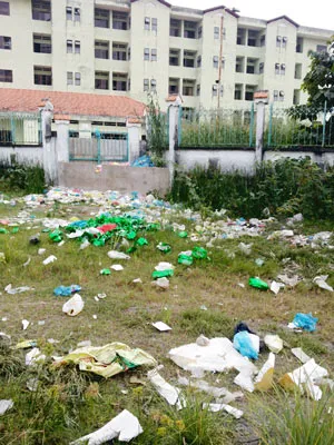 Rác tràn ra cổng ký túc xá