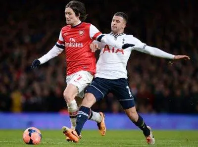Tomas Rosicky (trái, Arsenal) vượt qua sự truy cản của Kyle Walker (Tottenham). Tomas Rosicky (trái, Arsenal) vượt qua sự truy cản của Kyle Walker (Tottenham).