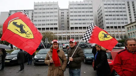 Đông đảo người hâm mộ đứng bên ngoài bệnh viện.