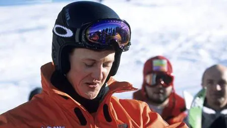 Schumi đội nón bảo hiểm trước khi trượt tuyết.