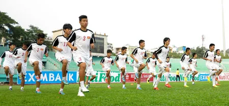 Các cầu thủ U19 Việt Nam khởi động trước buổi tập chiến thuật. Ảnh: Hoàng Hùng Các cầu thủ U19 Việt Nam khởi động trước buổi tập chiến thuật. Ảnh: Hoàng Hùng