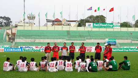BHL và các cầu thủ U19 Việt Nam trong buổi tập chiều qua. Ảnh: Hoàng Hùng BHL và các cầu thủ U19 Việt Nam trong buổi tập chiều qua. Ảnh: Hoàng Hùng