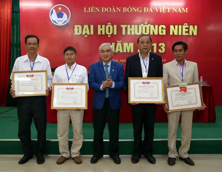 Ông Lê Hùng Dũng (giữa) - Quyền Chủ tịch VFF trao chứng nhận thành viên cho các thành viên mới. Ảnh: Quang Minh Ông Lê Hùng Dũng (giữa) - Quyền Chủ tịch VFF trao chứng nhận thành viên cho các thành viên mới. Ảnh: Quang Minh