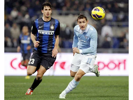 Miroslav Klose (phải, Lazio) tranh bóng với Andrea Ranocchia (Inter Milan). Miroslav Klose (phải, Lazio) tranh bóng với Andrea Ranocchia (Inter Milan).