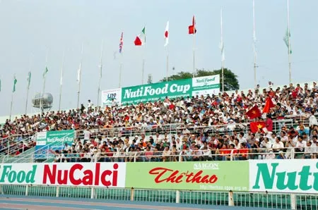 Mặc dù không có chủ nhà U19 Việt Nam thi đấu nhưng khán giả đã đến xem rất đông. Trong ảnh là khán đài B sân vận động Thống Nhất TPHCM Mặc dù không có chủ nhà U19 Việt Nam thi đấu nhưng khán giả đã đến xem rất đông. Trong ảnh là khán đài B sân vận động Thống Nhất TPHCM