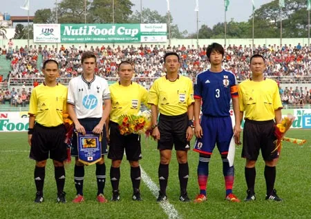 Hai đội U19 Nhật Bản và U19 Tottenham chụp hình lưu niệm trước trận đấu Hai đội U19 Nhật Bản và U19 Tottenham chụp hình lưu niệm trước trận đấu