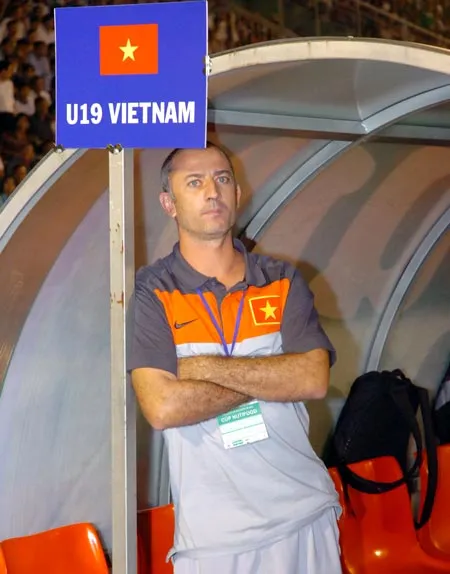 Vẻ mặt đăm chiêu của HLV trưởng U19 Việt Nam Guillaume Graechen Vẻ mặt đăm chiêu của HLV trưởng U19 Việt Nam Guillaume Graechen