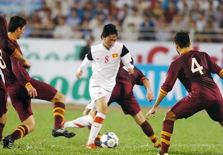 Cầu thủ U19 Việt Nam trước vòng vây của các cầu thủ U19 AS Roma Cầu thủ U19 Việt Nam trước vòng vây của các cầu thủ U19 AS Roma