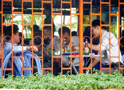 Công chức nhậu trưa