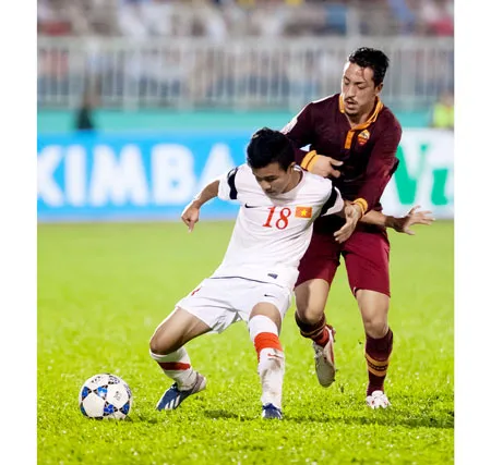 Thanh Tùng (18) che bóng trước sự truy cản của tiền vệ AS Roma. Ảnh: Hoàng Hùng Thanh Tùng (18) che bóng trước sự truy cản của tiền vệ AS Roma. Ảnh: Hoàng Hùng