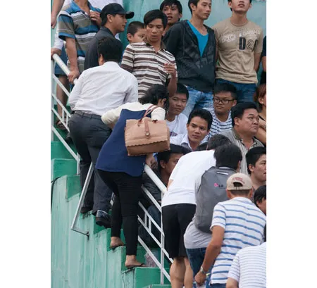 Người hâm mộ khá vất vả để tìm một chỗ ngồi. Ảnh: Hoàng Hùng Người hâm mộ khá vất vả để tìm một chỗ ngồi. Ảnh: Hoàng Hùng