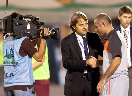 HLV Alberto De Rossi (trái) khen ngợi các học trò của HLV Graechen. Ảnh: Hoàng Hùng HLV Alberto De Rossi (trái) khen ngợi các học trò của HLV Graechen. Ảnh: Hoàng Hùng