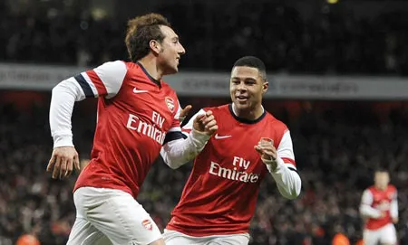 Serge Gnabry (phải) mừng bàn thắng cùng Santi Cazorla. Serge Gnabry (phải) mừng bàn thắng cùng Santi Cazorla.
