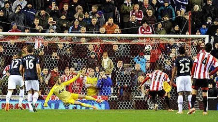 Từ chấm 11m, Borini ấn định tỷ số 2-1 vào lưới Man.United. Từ chấm 11m, Borini ấn định tỷ số 2-1 vào lưới Man.United.