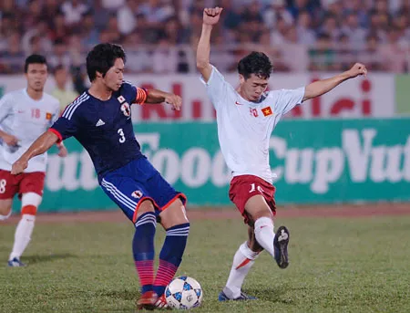 Đội trưởng Genta (trái, U19 Nhật Bản) cắt bóng trước Công Phượng của U19 Việt Nam.