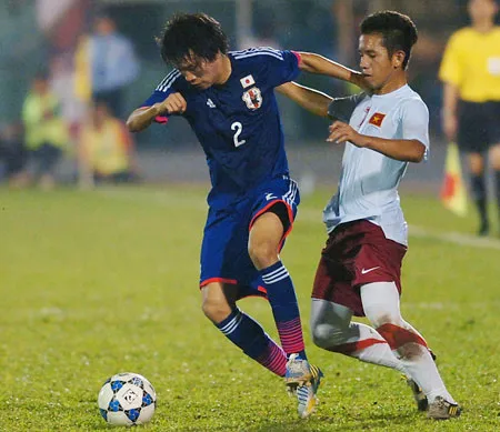 U19 Nhật Bản (trái) có đẳng cấp vượt trội so với U19 Việt Nam.
