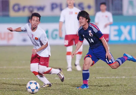 Theo HLV Lê Thụy Hải, người hâm mộ đừng nên đòi hỏi quá lớn vào các cầu thủ U19 Việt Nam (áo trắng). Ảnh: Nguyễn Nhân