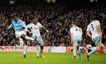 Tiền vệ Yaya Toure (bìa trái) tung cú sút trước hàng phòng ngự West Ham. Tiền vệ Yaya Toure (bìa trái) tung cú sút trước hàng phòng ngự West Ham.
