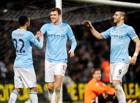 Cặp tiền đạo Alvaro Negredo (phải) và Edin Dzeko (giữa) đóng góp 5 bàn thắng trong chiến thắng của Man.City. Cặp tiền đạo Alvaro Negredo (phải) và Edin Dzeko (giữa) đóng góp 5 bàn thắng trong chiến thắng của Man.City.
