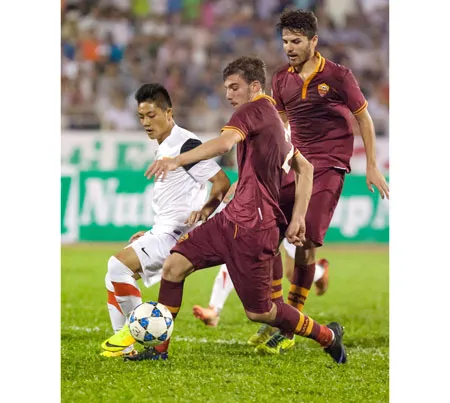 Dễ dàng bắt được bài, các cầu thủ AS Roma đã không mấy khó khăn có chiến thắng 2-1 trước U19 Việt Nam. Ảnh: Hoàng Hùng Dễ dàng bắt được bài, các cầu thủ AS Roma đã không mấy khó khăn có chiến thắng 2-1 trước U19 Việt Nam. Ảnh: Hoàng Hùng