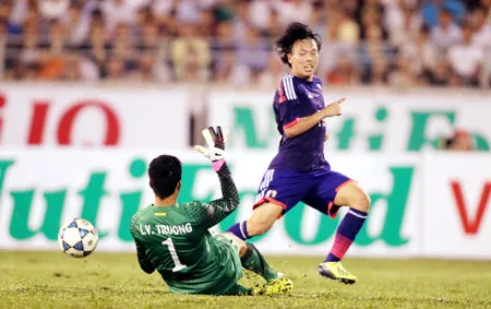 Một trong 7 bàn thắng của U19 Nhật Bản vào lưới thủ môn Lê Văn Trường. Ảnh: Dũng Phương Một trong 7 bàn thắng của U19 Nhật Bản vào lưới thủ môn Lê Văn Trường. Ảnh: Dũng Phương