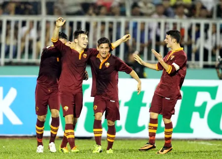 Nếu tiếp tục chiến thắng, AS Roma sẽ nâng cao chiếc Cúp Nutifood 2014. Ảnh: Dũng Phương. Nếu tiếp tục chiến thắng, AS Roma sẽ nâng cao chiếc Cúp Nutifood 2014. Ảnh: Dũng Phương.