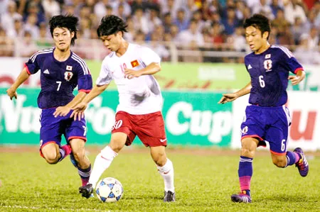 Liệu tiền đạo Công Phượng (giữa) có thể giúp chủ nhà U19 Việt Nam tìm một trận thắng trước U19 Tottenham? Ảnh: Hoàng Hùng Liệu tiền đạo Công Phượng (giữa) có thể giúp chủ nhà U19 Việt Nam tìm một trận thắng trước U19 Tottenham? Ảnh: Hoàng Hùng
