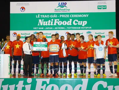U19 Tottenham xếp hạng nhì với số tiền thưởng 70.000 USD. U19 Tottenham xếp hạng nhì với số tiền thưởng 70.000 USD.