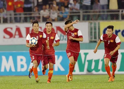 Hậu vệ Văn Sơn (số 2) sau khi ghi bàn thắng quân bình tỷ số 1 - 1 cho U19 Việt Nam. Hậu vệ Văn Sơn (số 2) sau khi ghi bàn thắng quân bình tỷ số 1 - 1 cho U19 Việt Nam.