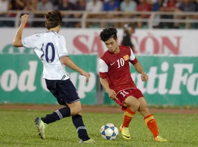 Công Phượng trong pha đối đầu với Filip Lesniak của U19 Tottenham. Công Phượng trong pha đối đầu với Filip Lesniak của U19 Tottenham.