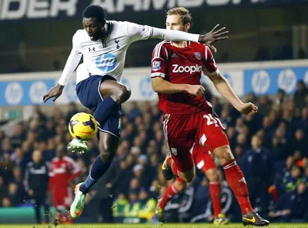 Emmanuel Adebayor (trái, Tottenham) kỳ vọng sẽ duy trì được khả năng săn bàn đều đặn.