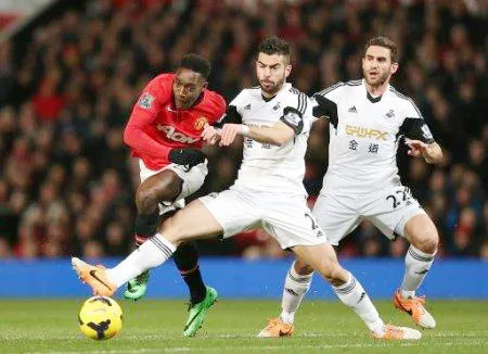 Tiền đạo Danny Welbeck (trái, Man.United) vượt qua hàng phòng ngự Swansea. Tiền đạo Danny Welbeck (trái, Man.United) vượt qua hàng phòng ngự Swansea.