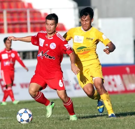 Chủ nhà Hải Phòng (trái) từng bất phân thắng bại trước Thanh Hóa với tỷ số 1-1 trên sân Lạch Tray. Ảnh: Quang Minh