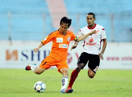 Tại sân Chi Lăng, chủ nhà SHB Đà Nẵng (trái) từng chiến thắng ĐTLA với tỷ số 2-0. Ảnh: Phi Hải