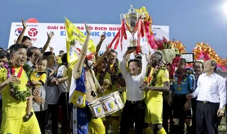 Hà Nội T&T sau 2 lần vô địch, mùa bóng 2014 này sẽ có cơ hội lập hat-trick chức vô địch. Ảnh: Minh Hoàng Hà Nội T&T sau 2 lần vô địch, mùa bóng 2014 này sẽ có cơ hội lập hat-trick chức vô địch. Ảnh: Minh Hoàng
